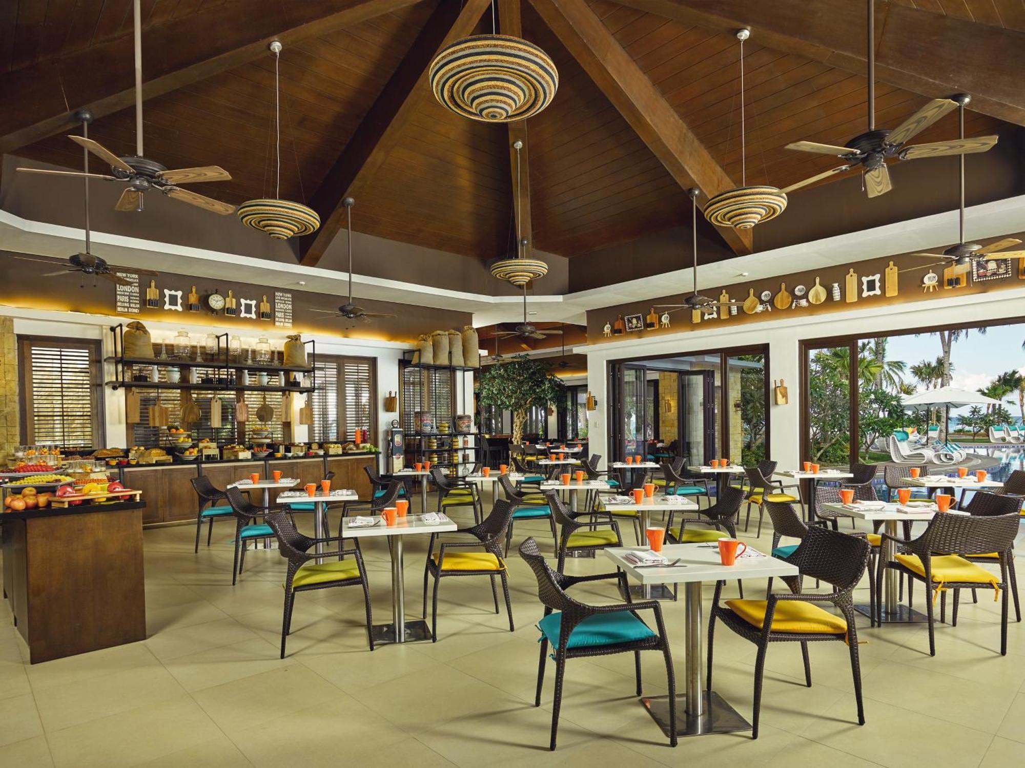 Movenpick Resort & Spa Boracay Yapak Exterior photo The Beach Club