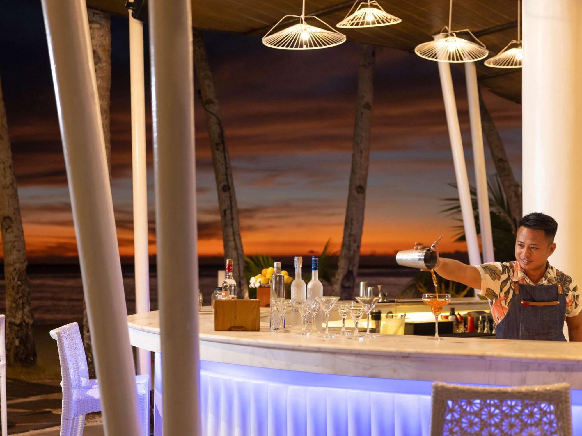 Movenpick Resort & Spa Boracay Yapak Exterior photo Sunset Bar