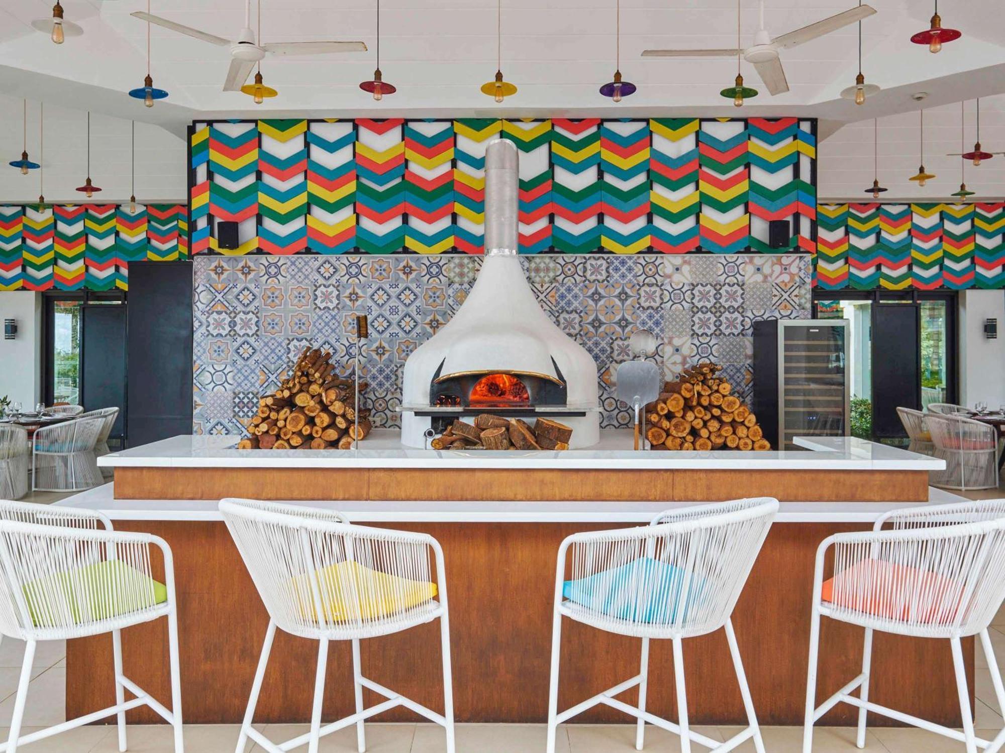 Movenpick Resort & Spa Boracay Yapak Exterior photo The Pizza Bar at the Hotel