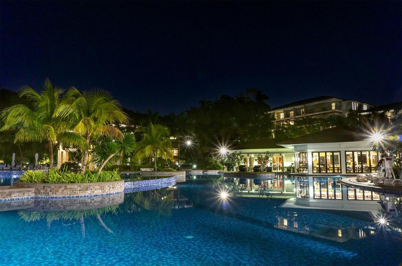 Movenpick Resort & Spa Boracay Yapak Exterior photo The resort at night