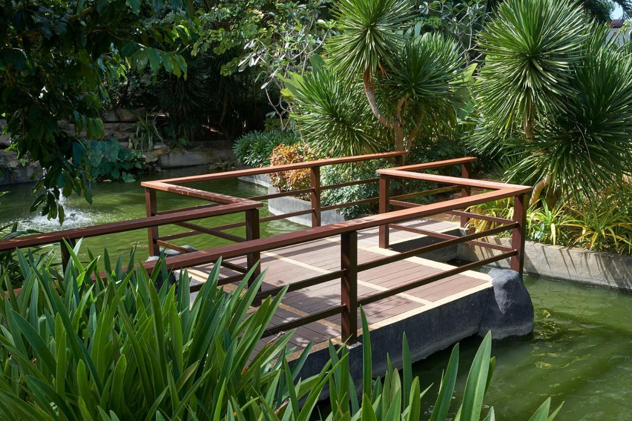 Movenpick Resort & Spa Boracay Yapak Exterior photo The bridge at the entrance of the park